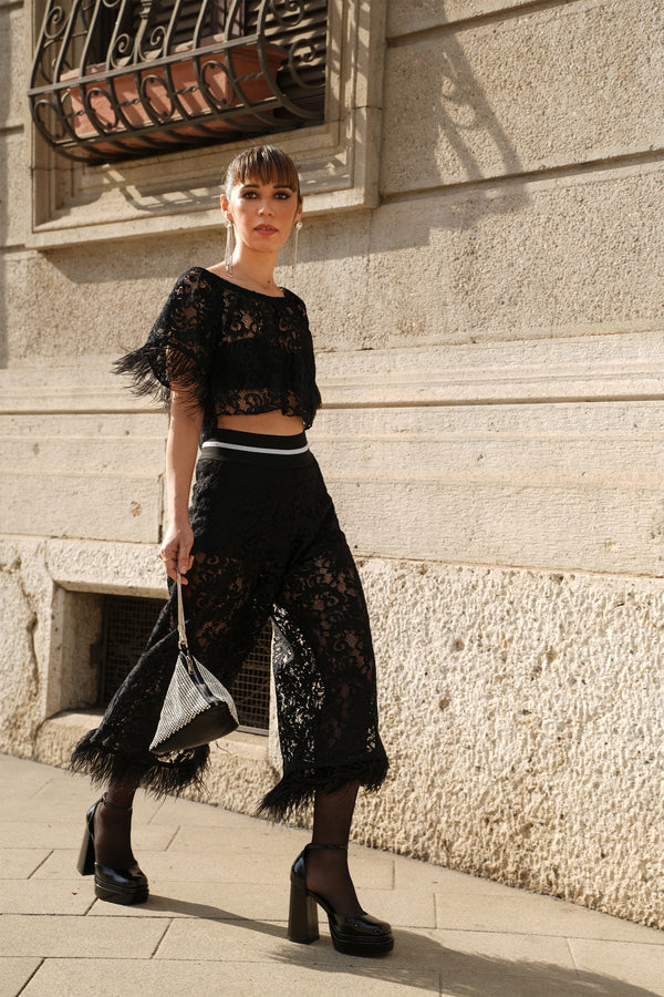 Pre-sale Cropped Sabrina French lace and feathers Black